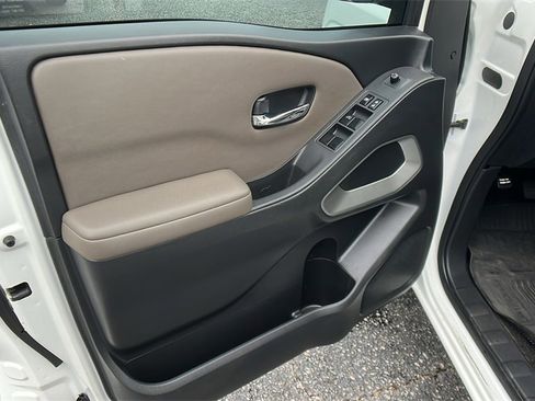 Used 2022 Nissan Frontier SV image 11