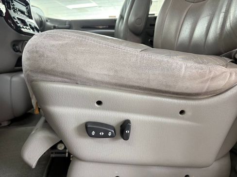 Used 2000 Chrysler Town & Country Limited image 10