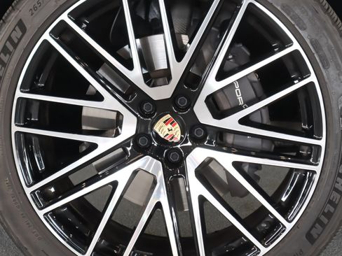 Certified 2025 Porsche Macan AWD/4WD image 30