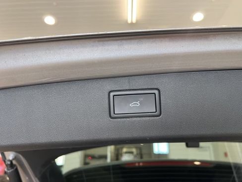 Certified 2025 Volkswagen Tiguan SE AWD/4WD image 19