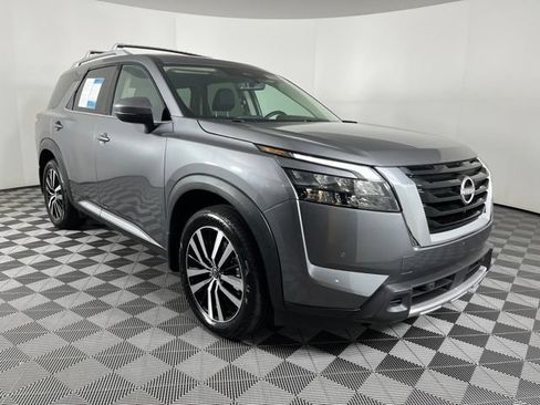 Certified 2025 Nissan Pathfinder Platinum FWD image 3