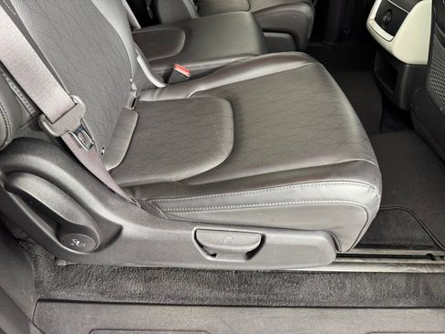 Used 2024 Kia Carnival LX image 26