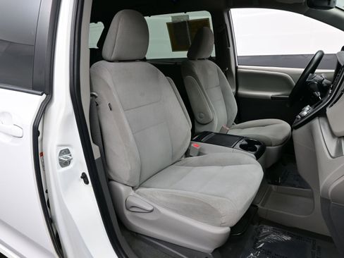 Used 2020 Toyota Sienna LE image 14