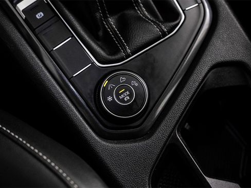 Used 2022 Volkswagen Tiguan SE image 29