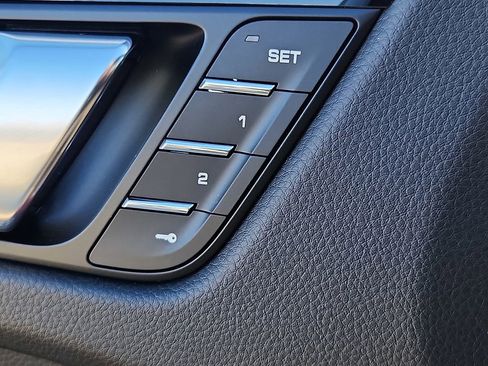 Certified 2025 Porsche Macan image 23