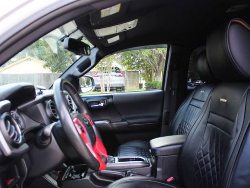 Used 2016 Toyota Tacoma TRD Sport w/ Towing Package RWD image 11