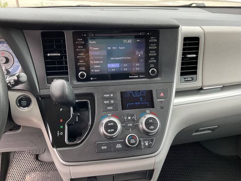 Used 2020 Toyota Sienna LE w/ LE Preferred Package FWD image 25