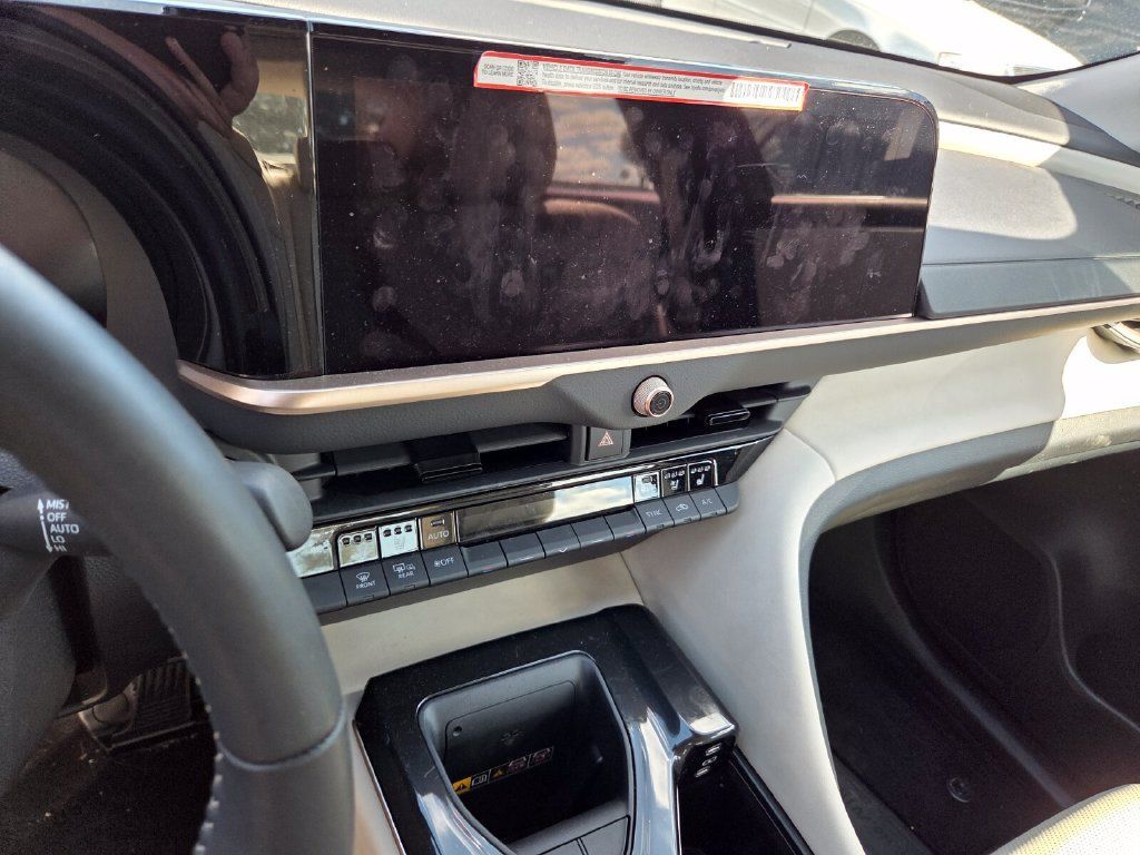 Used 2025 Toyota Crown AWD/4WD image 8