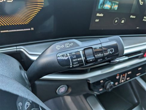 Certified 2025 Kia Sorento LX image 33