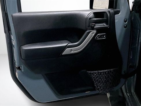 Used 2015 Jeep Wrangler Unlimited Sahara w/ Connectivity Group image 18