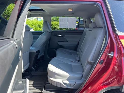 Used 2023 Toyota Highlander XLE FWD image 17