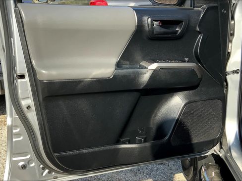 Used 2017 Toyota Tacoma SR5 w/ Tow Package RWD image 21