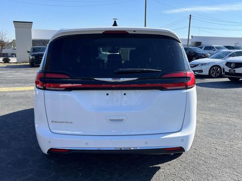 Used 2024 Chrysler Pacifica Touring-L image 4