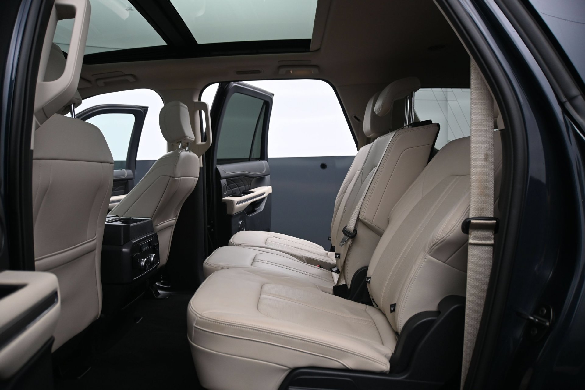 Used 2024 Ford Expedition Max Platinum AWD/4WD image 18