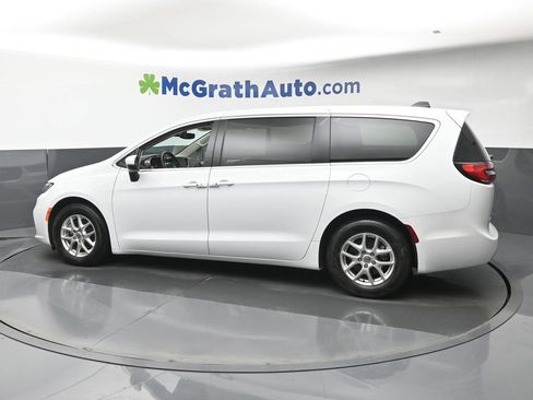 Used 2023 Chrysler Pacifica Touring-L FWD image 28
