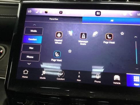 Used 2024 Jeep Grand Cherokee Overland w/ Luxury Tech Group IV AWD/4WD image 36