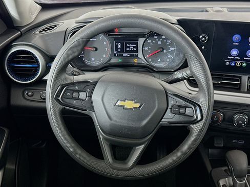 Used 2025 Chevrolet Trax LS image 18