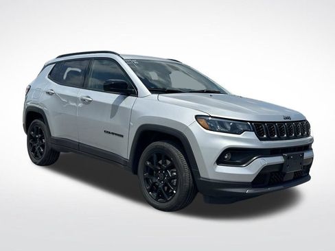 Used 2025 Jeep Compass Latitude w/ Convenience Group AWD/4WD image 9