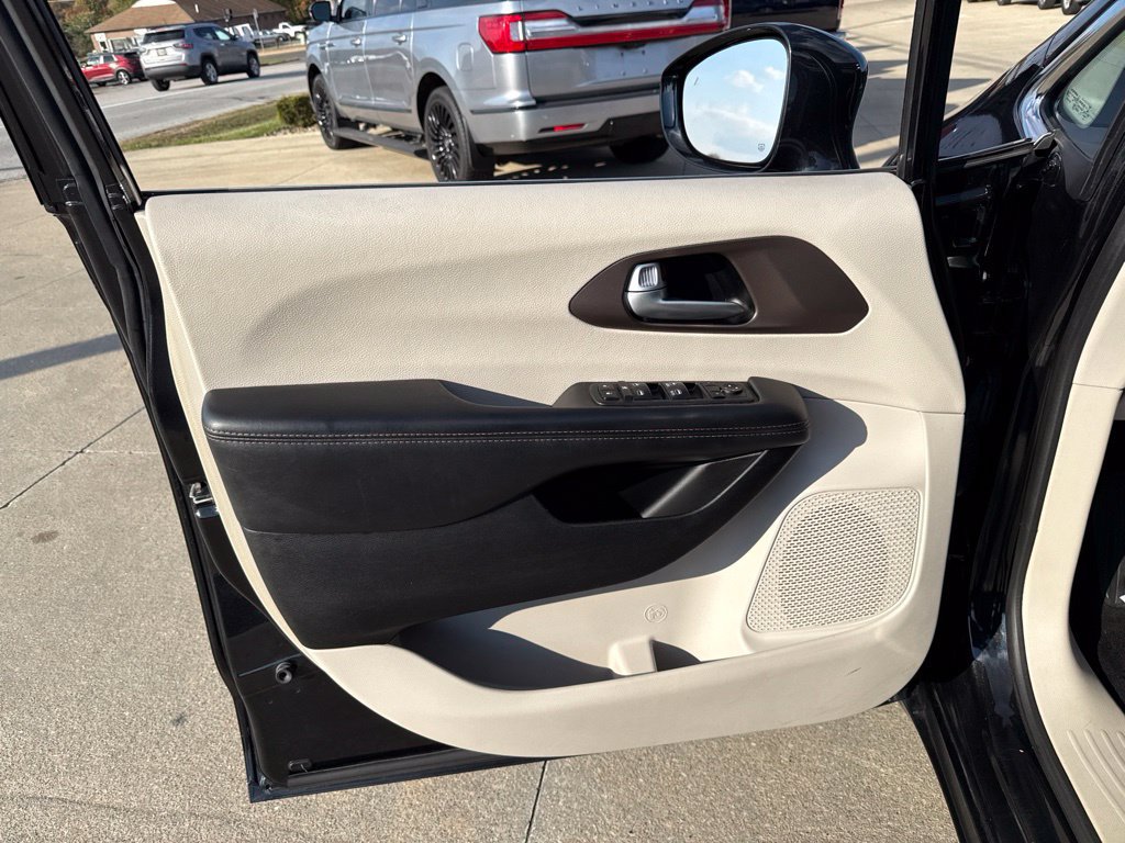 Used 2018 Chrysler Pacifica Touring Plus w/ Tire & Wheel Group FWD image 21
