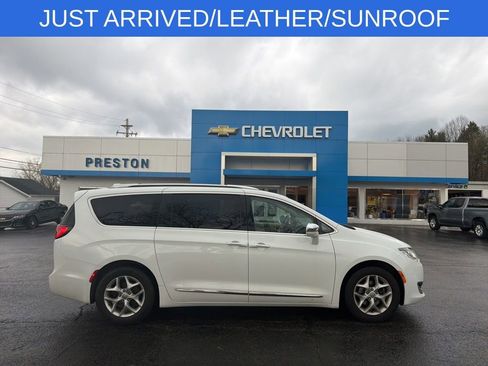 Used 2019 Chrysler Pacifica Limited image 1