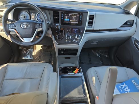 Used 2015 Toyota Sienna XLE Premium image 9
