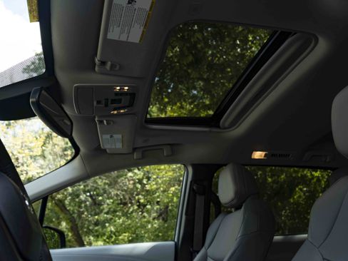 Used 2025 Toyota Sienna XLE FWD image 31