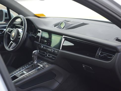 Certified 2021 Porsche Macan AWD/4WD image 29