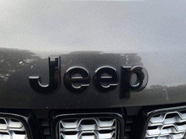 Used 2020 Jeep Grand Cherokee Altitude AWD/4WD image 31