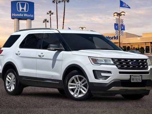 Used 2016 Ford Explorer XLT FWD image 2