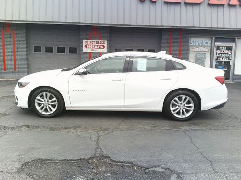 Used 2017 Chevrolet Malibu LT w/ Driver Confidence Package FWD image 2