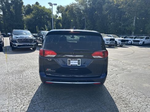 Used 2020 Chrysler Pacifica Touring image 8