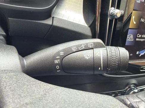Used 2021 Volvo XC40 T4 Momentum FWD image 13