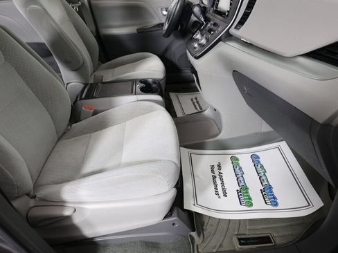 Used 2018 Toyota Sienna LE FWD image 24