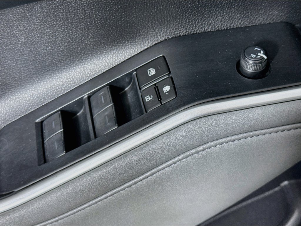 Used 2023 Toyota Highlander XLE AWD/4WD image 14