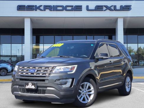 Used 2017 Ford Explorer XLT w/ Equipment Group 202A FWD image 1