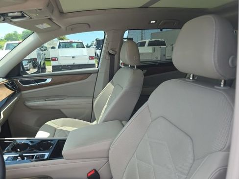 Used 2024 Volkswagen Atlas SE w/ Panoramic Sunroof Package FWD image 9