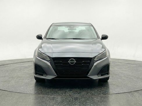 Used 2025 Nissan Altima 2.5 SV FWD image 2