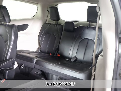 Used 2024 Chrysler Pacifica Touring-L FWD image 8