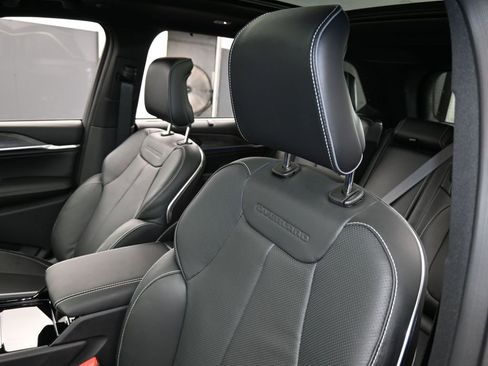 Used 2024 Jeep Grand Cherokee Overland w/ Luxury Tech Group IV image 16