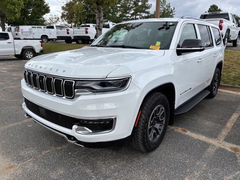 Used 2023 Jeep Wagoneer Series II w/ Convenience Group I AWD/4WD image 3