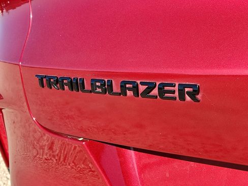 Used 2021 Chevrolet TrailBlazer RS w/ Technology Package image 8