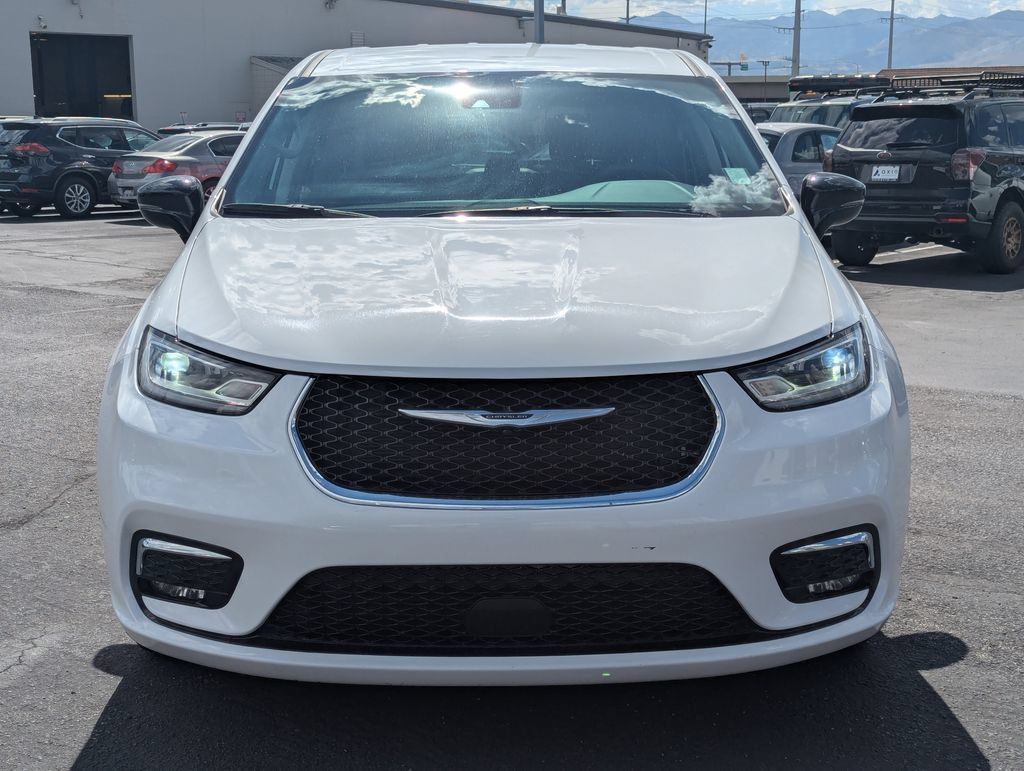 Used 2024 Chrysler Pacifica Touring-L FWD image 10
