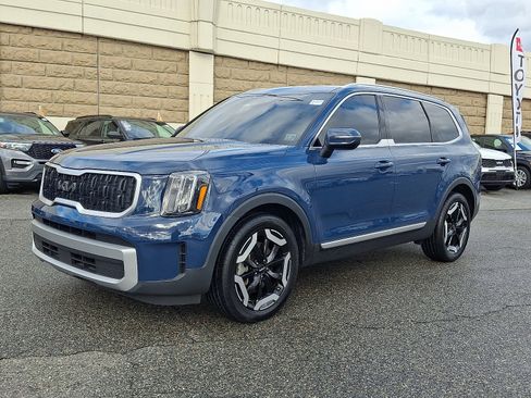 Used 2023 Kia Telluride EX w/ EX Captain's Chair Package image 1