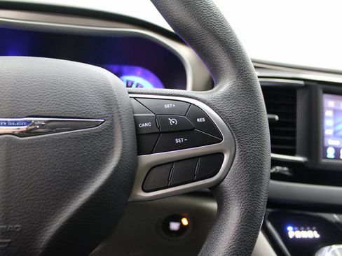 Used 2018 Chrysler Pacifica Touring Plus image 32