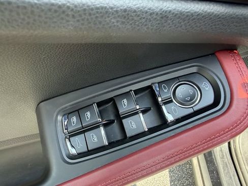 Used 2023 Porsche Macan AWD/4WD image 11