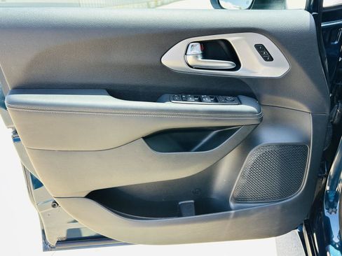 Used 2023 Chrysler Pacifica Touring-L w/ S Appearance Package FWD image 12