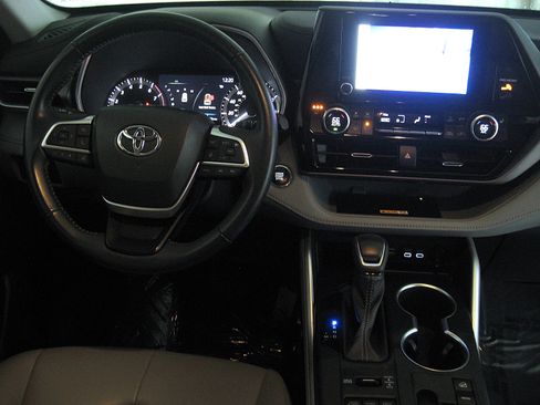 Used 2023 Toyota Highlander XLE image 2