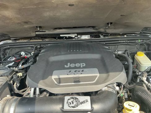 Used 2013 Jeep Wrangler Unlimited Sahara AWD/4WD image 25