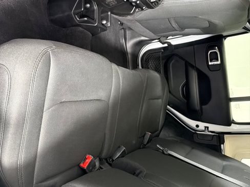 Used 2019 Jeep Wrangler Unlimited Sahara AWD/4WD image 17