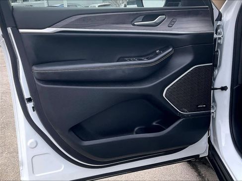 Used 2023 Jeep Grand Cherokee 4WD 4xe image 9